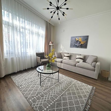 Center Of City In Besiktas 2 Plus 1 With 2 Bathroom And 3 Air Conditioner Estambul Exterior foto