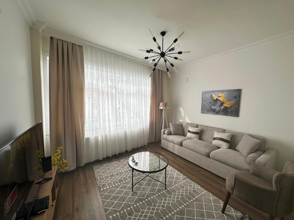 Center Of City In Besiktas 2 Plus 1 With 2 Bathroom And 3 Air Conditioner Estambul Exterior foto
